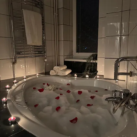 Romantic Bathtube Cismigiu Park 2 アパート *